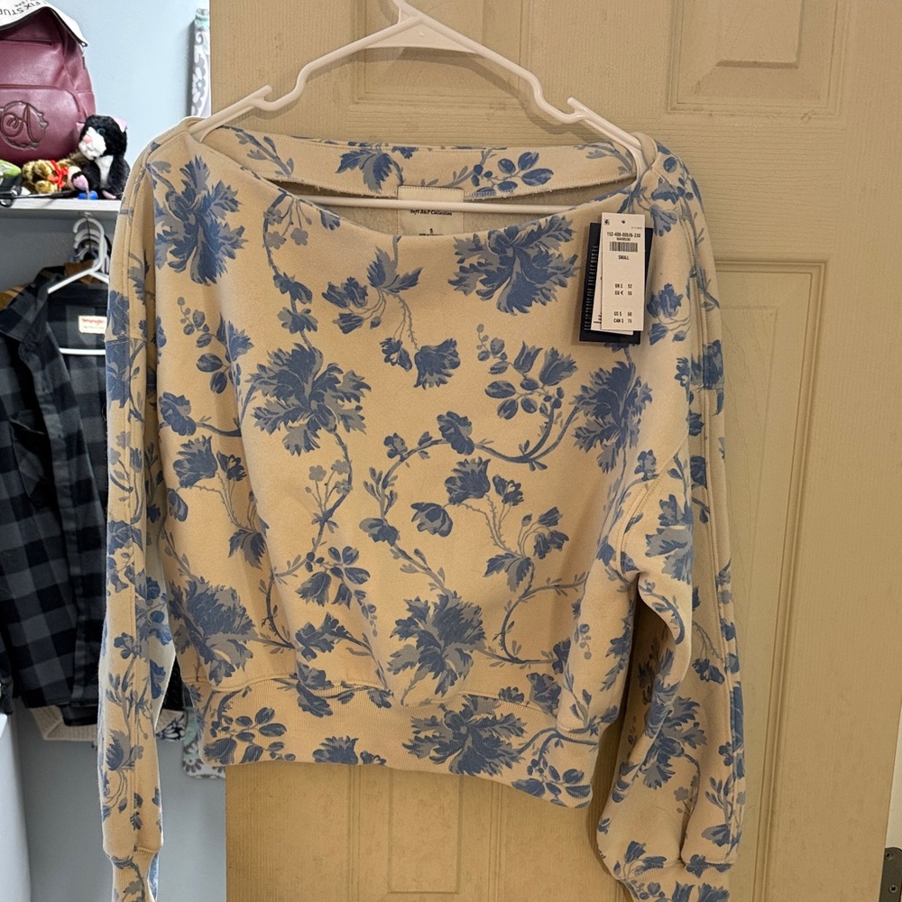 Abercrombie & Fitch Blue and Cream Off-the-Shoulder Sweater